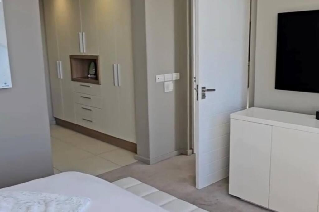 Luxury Two Bed - Crystal Towers - Spectacular Views Apartment